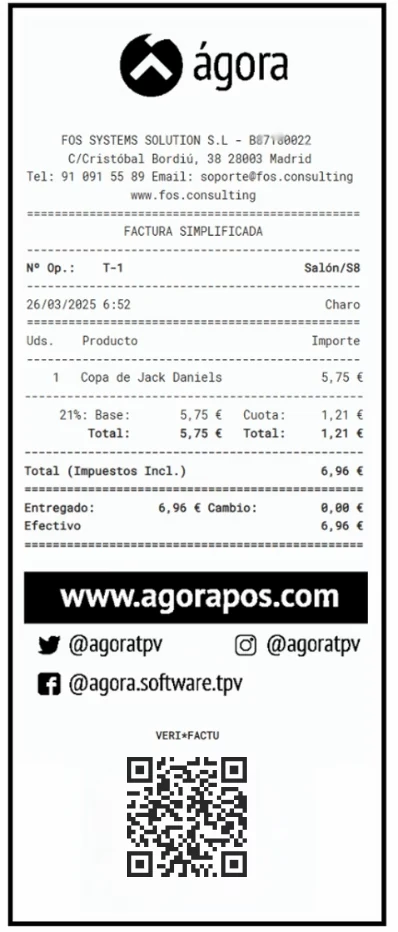 Un ticket de Ágora con Veri*Factu: cabecera con los datos del emisor, cuerpo con productos e IVA y pie con el código QR
