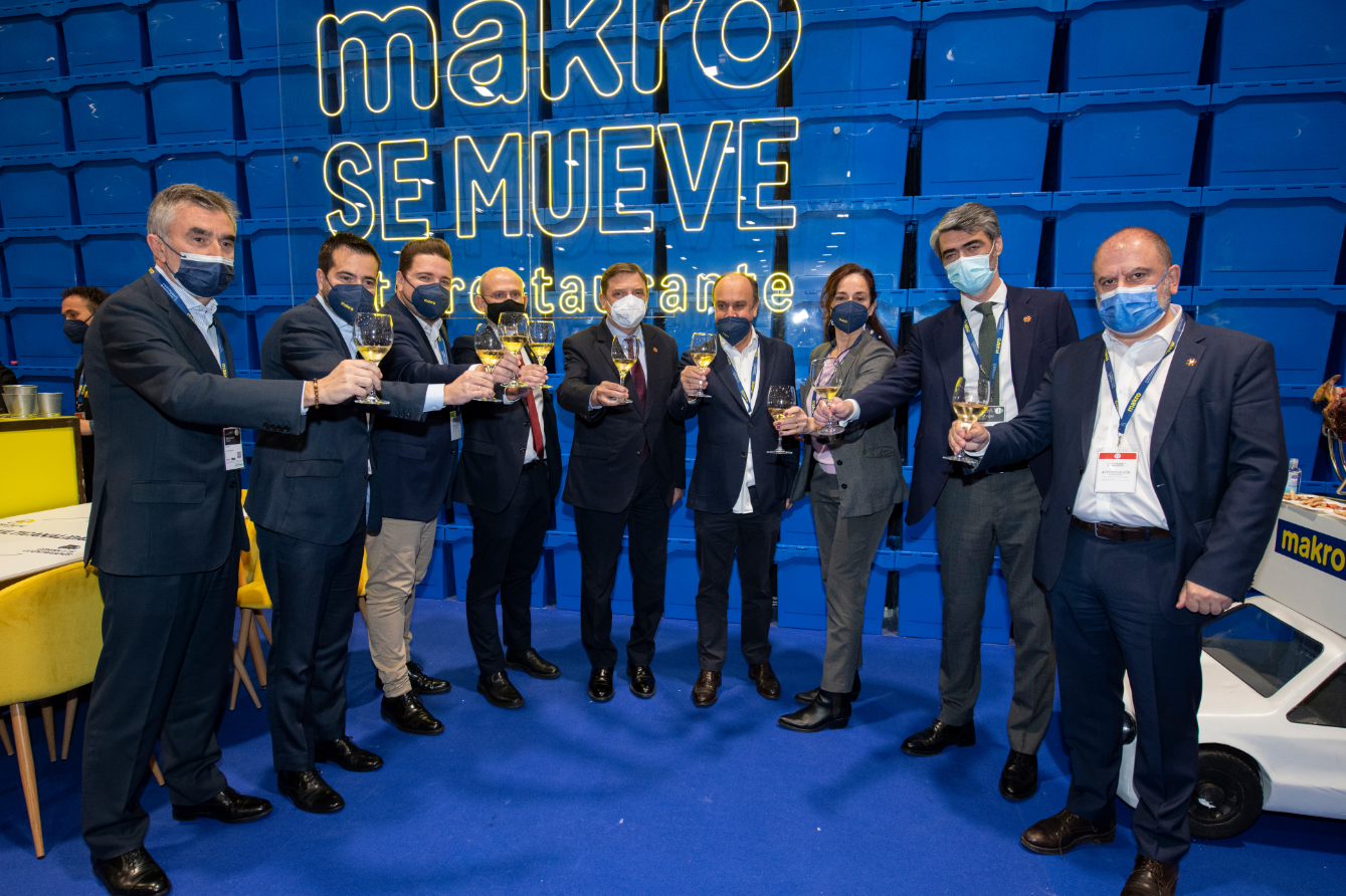 ​Reyes Maroto y Luis Planas visitan el espacio de Makro en Madrid Fusión