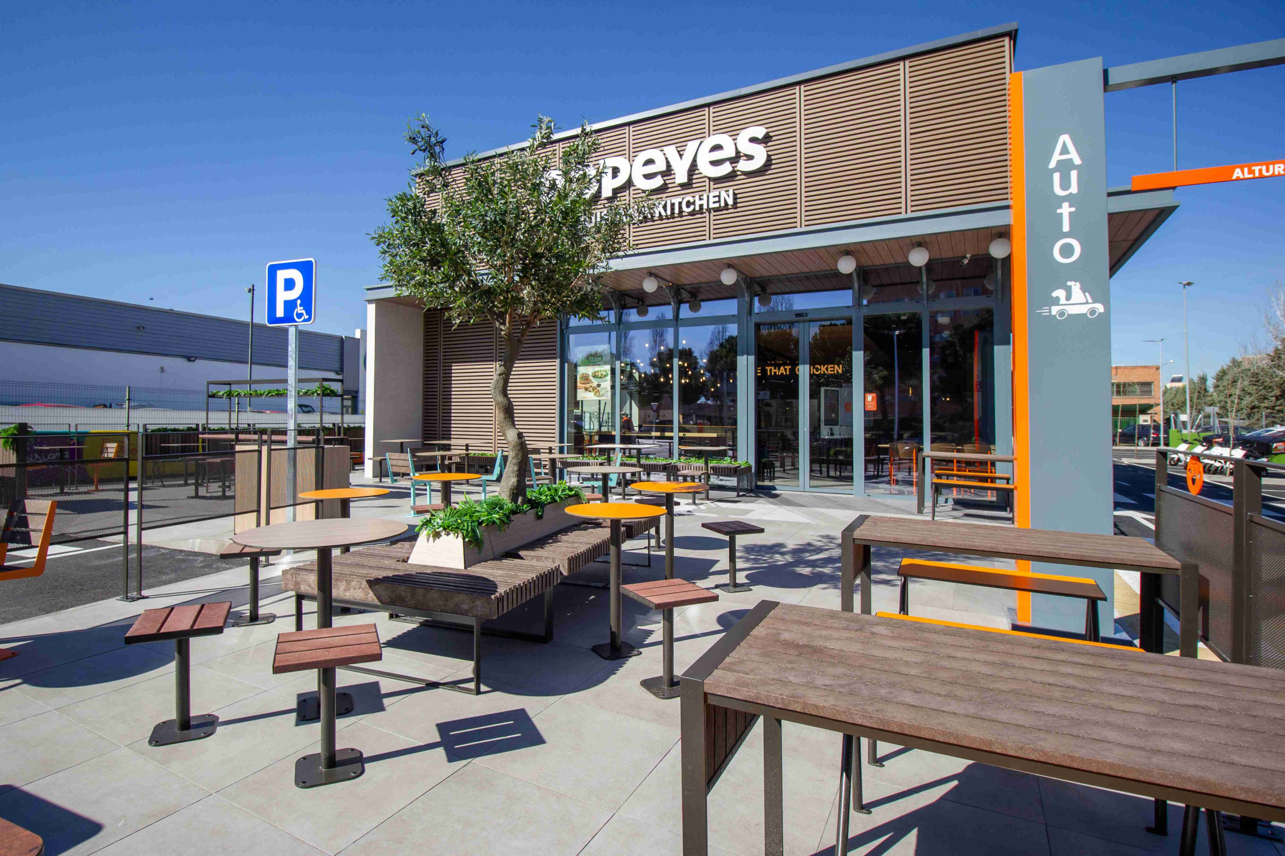 ​Burger King y Popeyes reutilizan el plástico que generan para mobiliario en sus terrazas