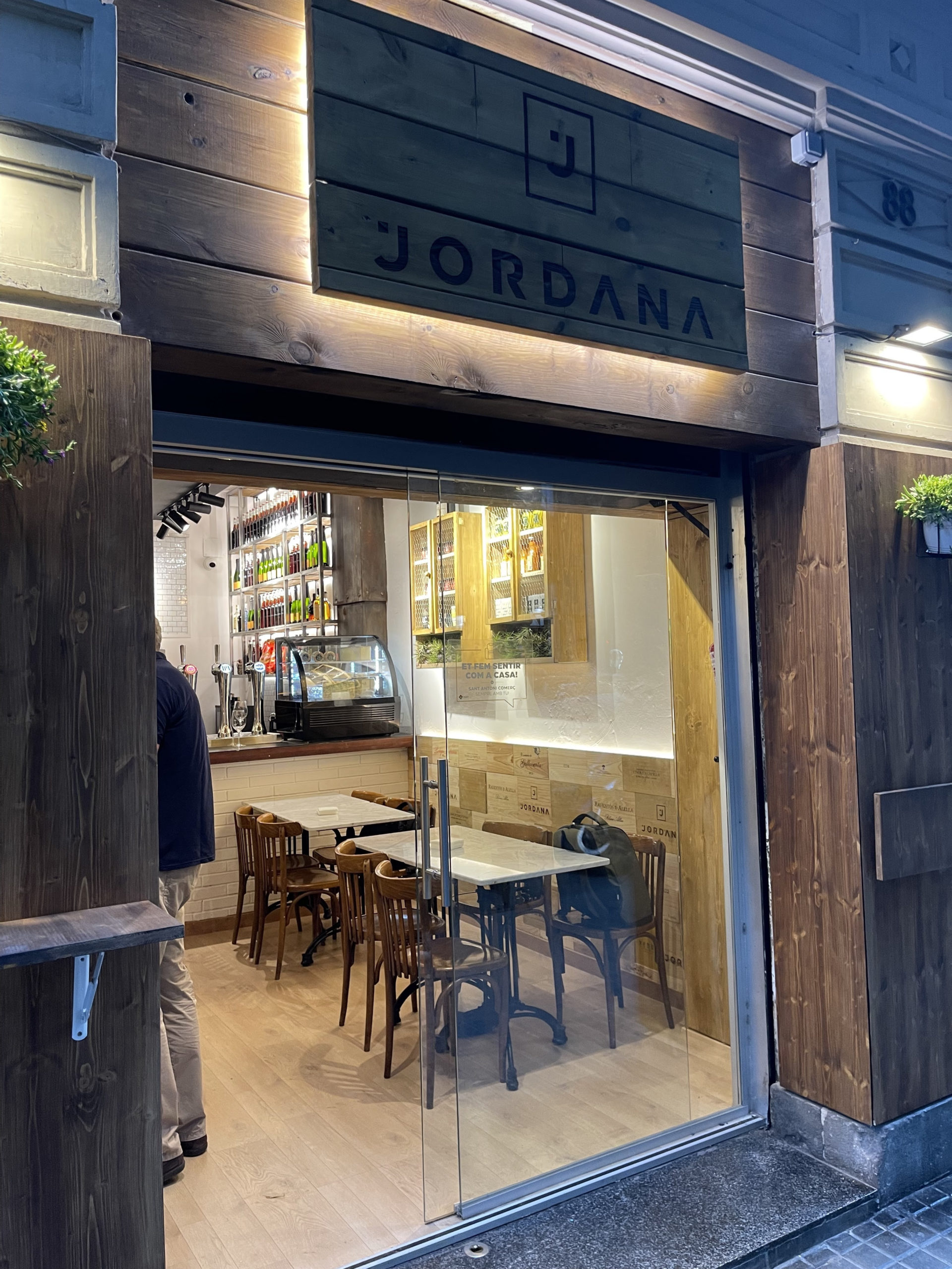 ​Jordana Wine & Food Club inaugura su primer wine bar en Barcelona