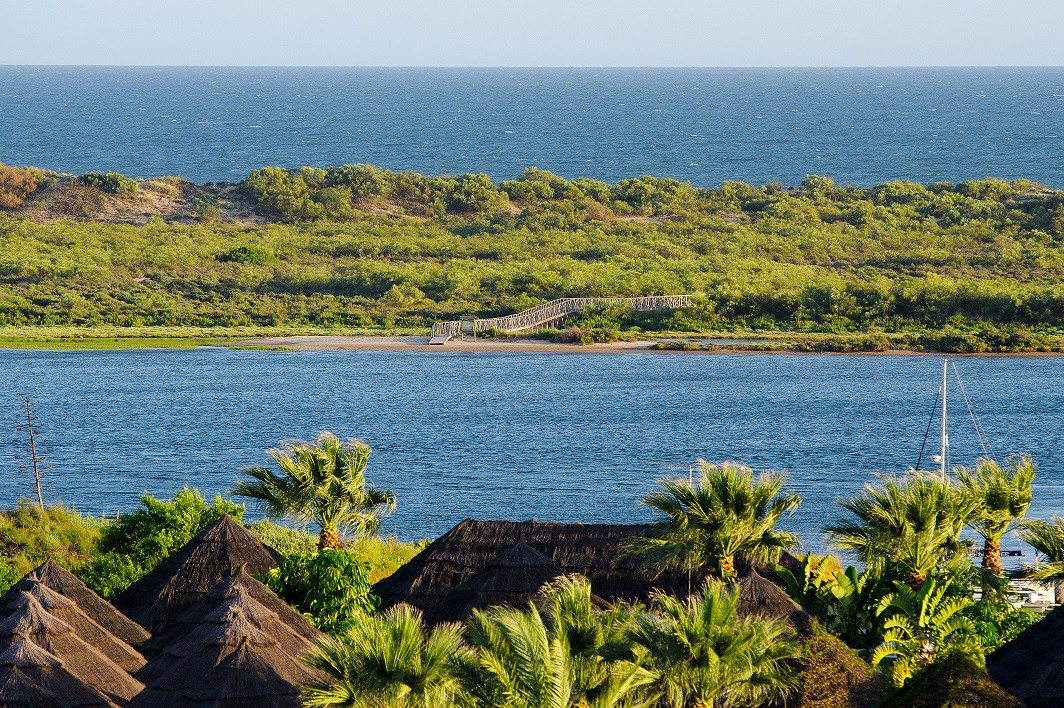 ​Fuerte El Rompido limpia el Paraje Natural de la Marisma del Río Piedras