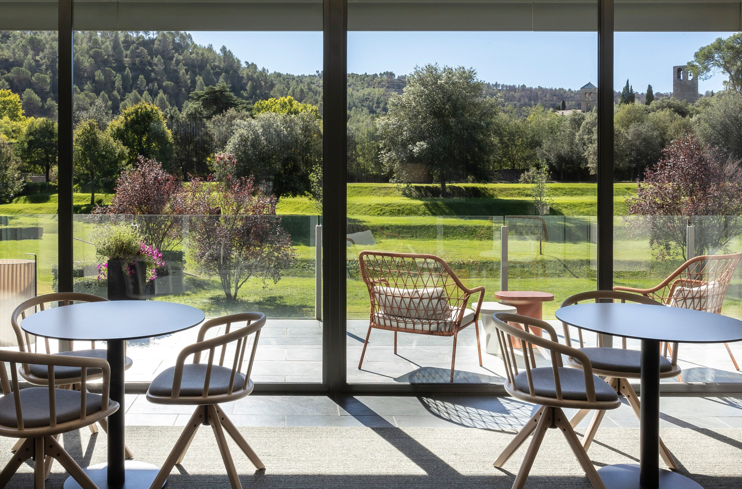 ​El hall del Hotel Món se abre a la naturaleza