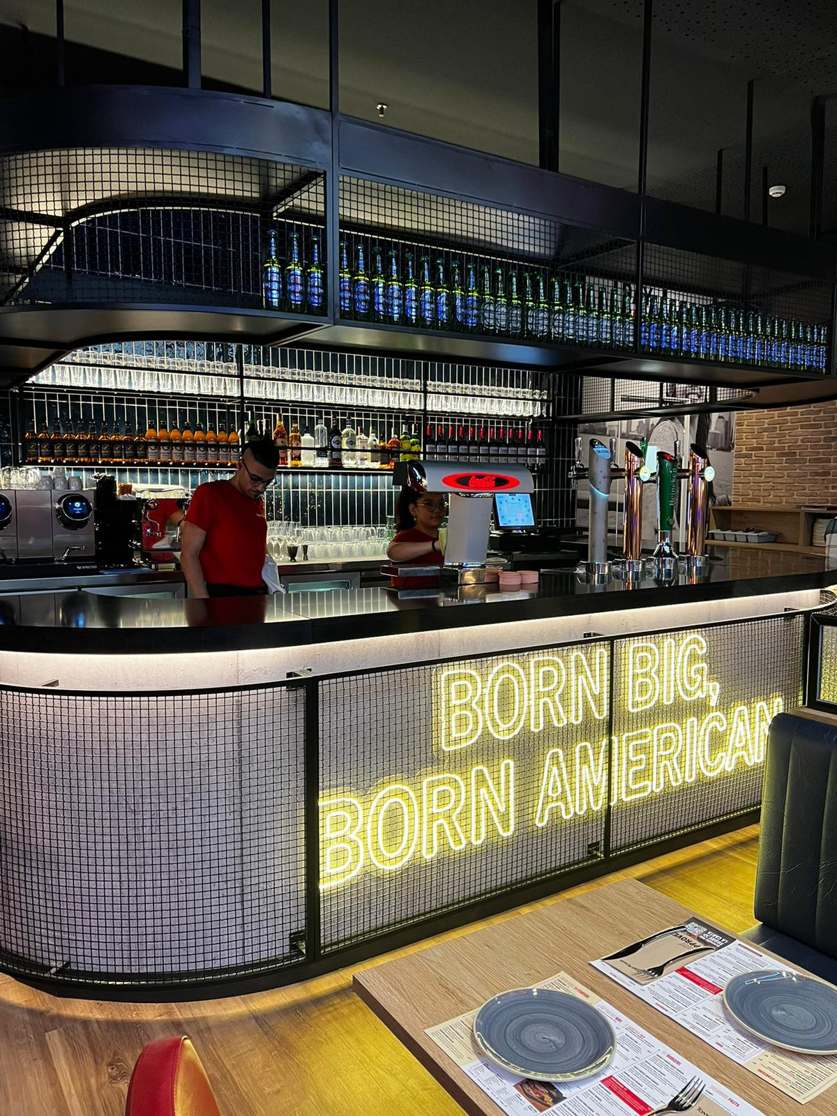 Tony Roma’s elige Valencia para presentar su nueva imagen “Born American”