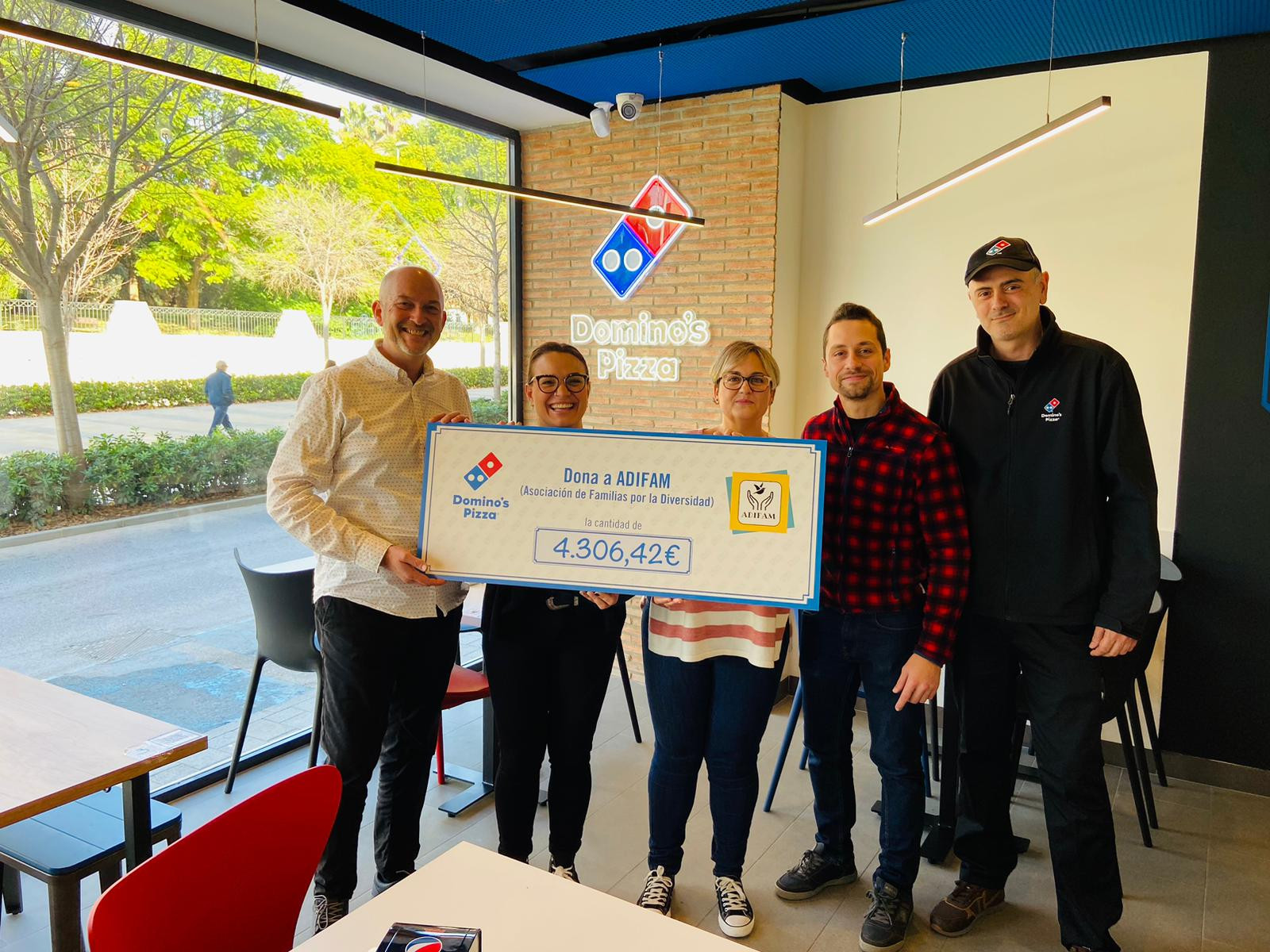 ​El primer Domino’s Pizza de Cieza hace una donación de más de 4300 euros a Adifam