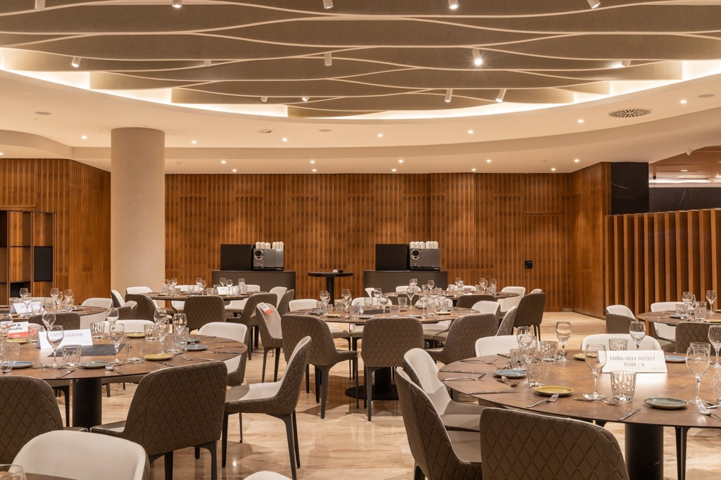 M3 interiors transforma el restaurante del campus norte de Iese en Barcelona