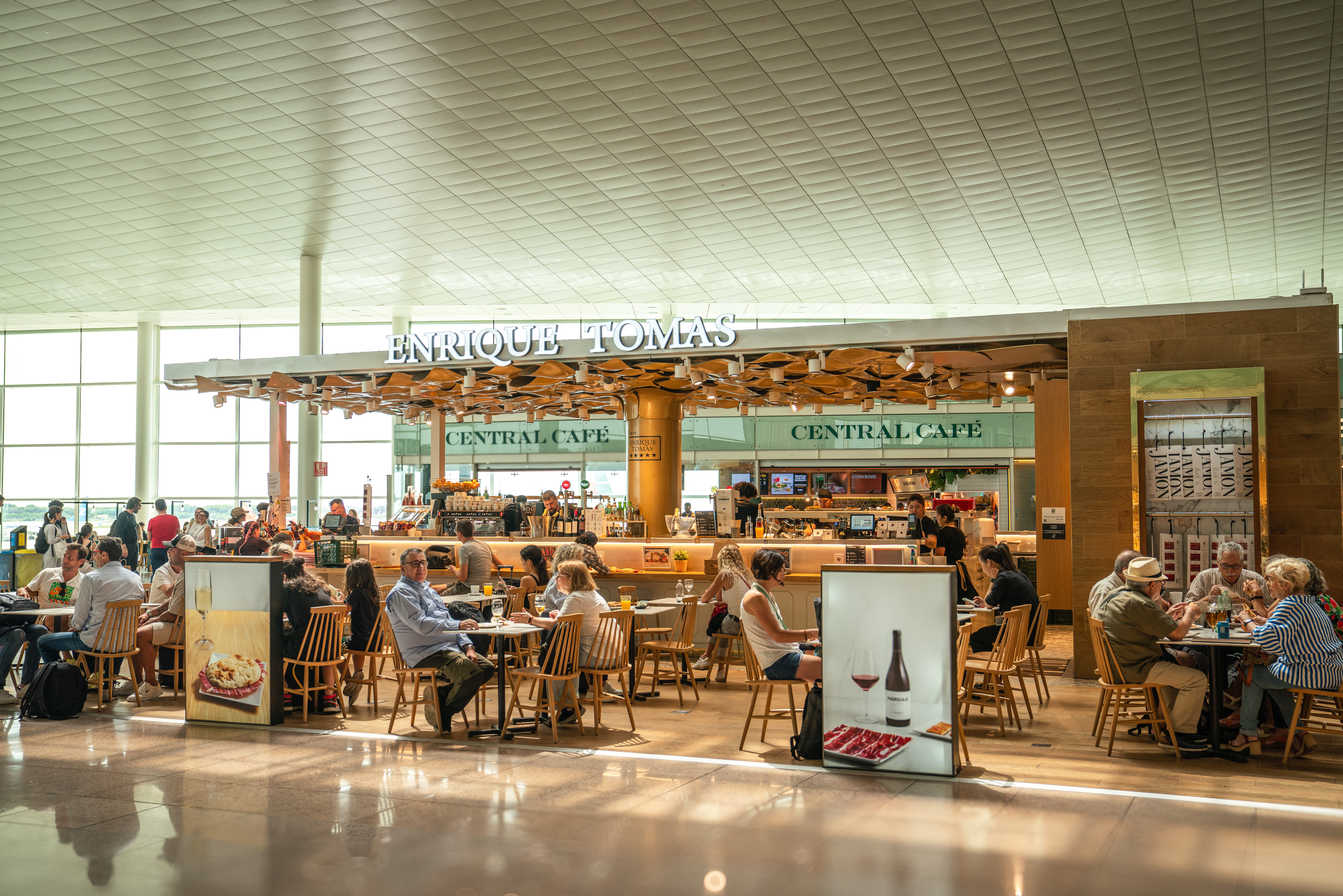 Enrique Tomás inaugura cuatro locales en el aeropuerto de Shenzhen de China