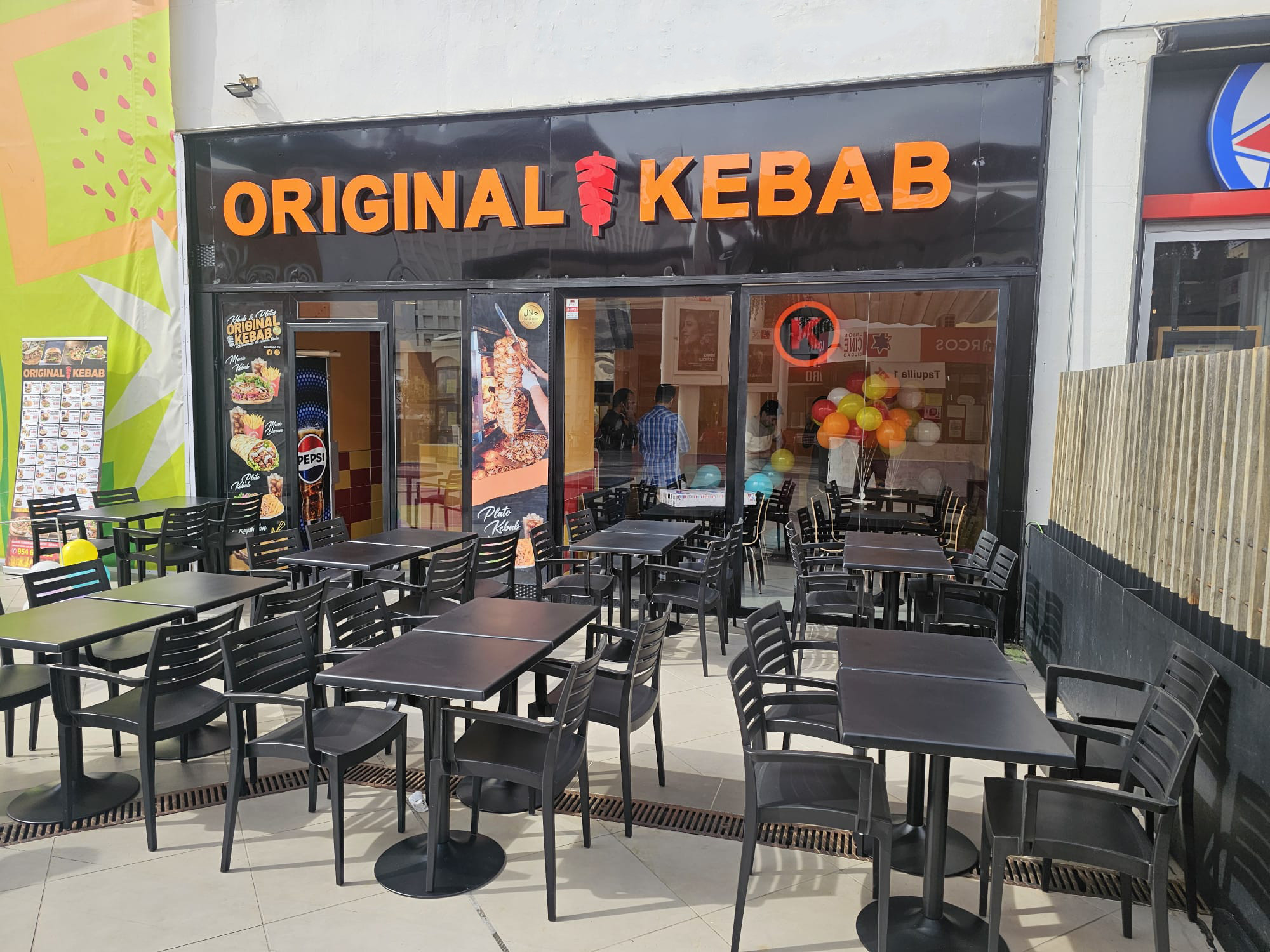 Los Arcos amplía su oferta de restauración con la apertura de Original Kebab