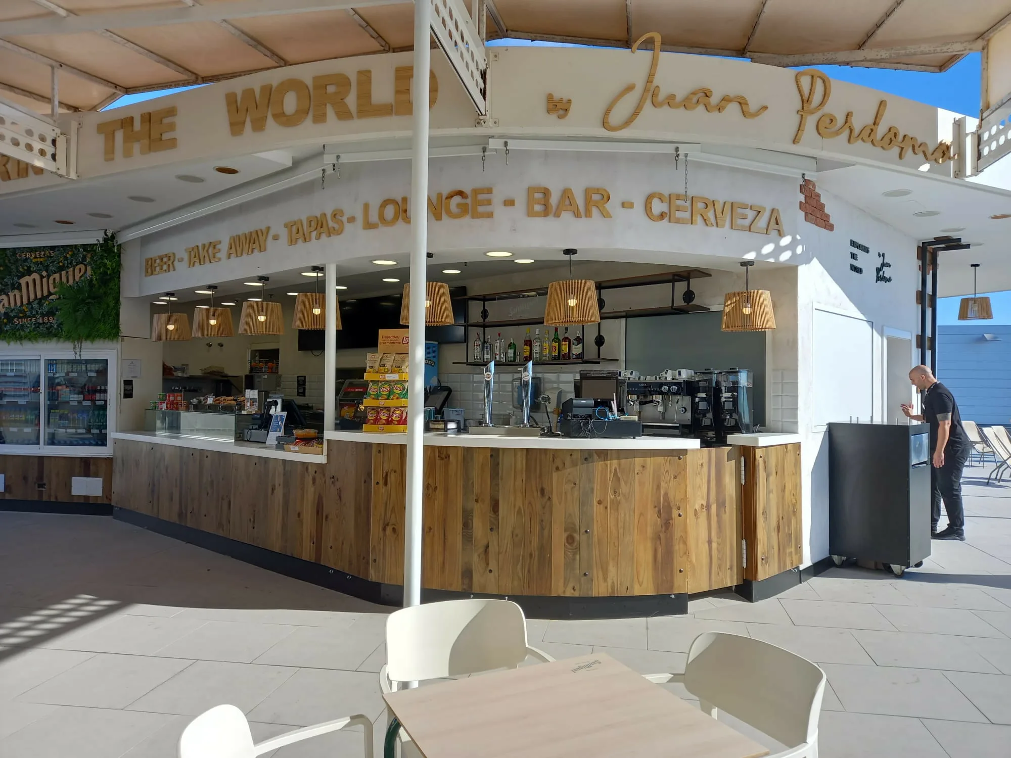 Juan Perdomo abre su primer restaurante en el aeropuerto de Gran Canaria