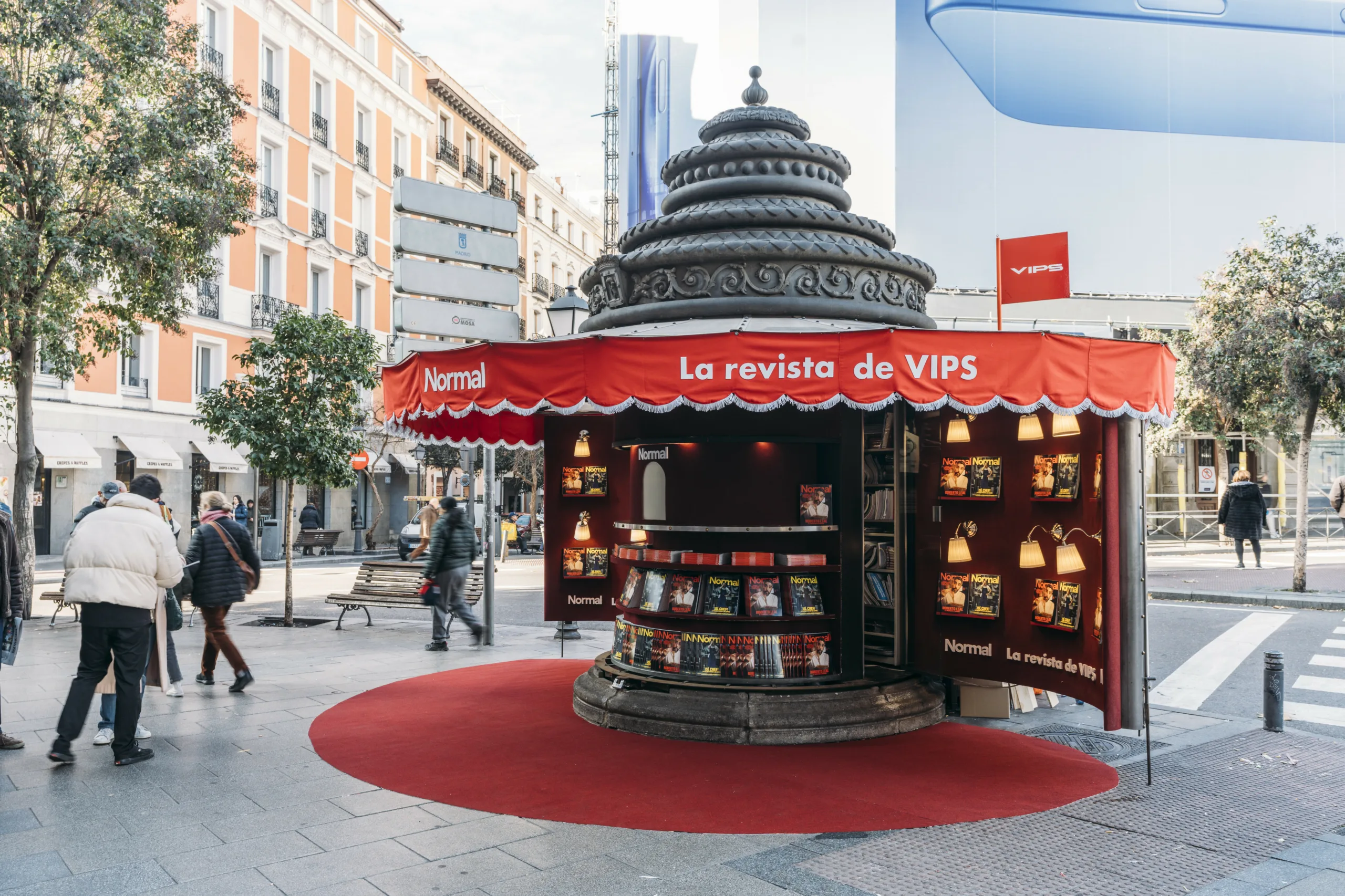 Vips tiñe de rojo el quiosco de la Glorieta de Bilbao en Madrid