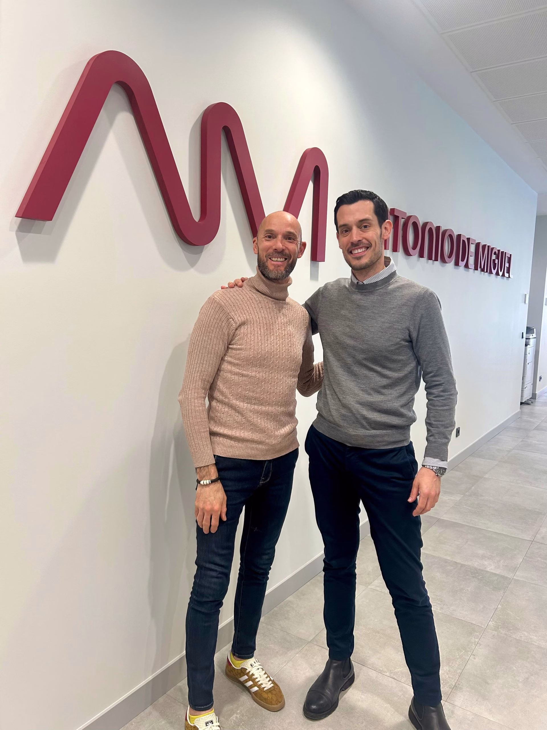 Avramar España y Antonio de Miguel se alían