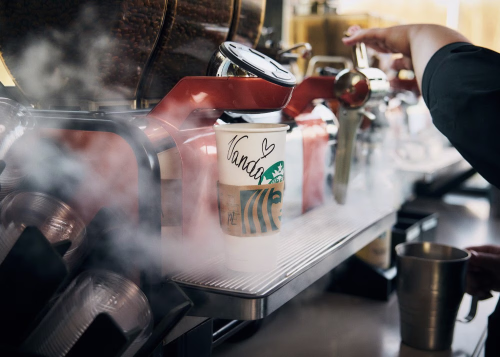 Starbucks rediseña su vaso blanco para llevar y lo implementa en toda Europa