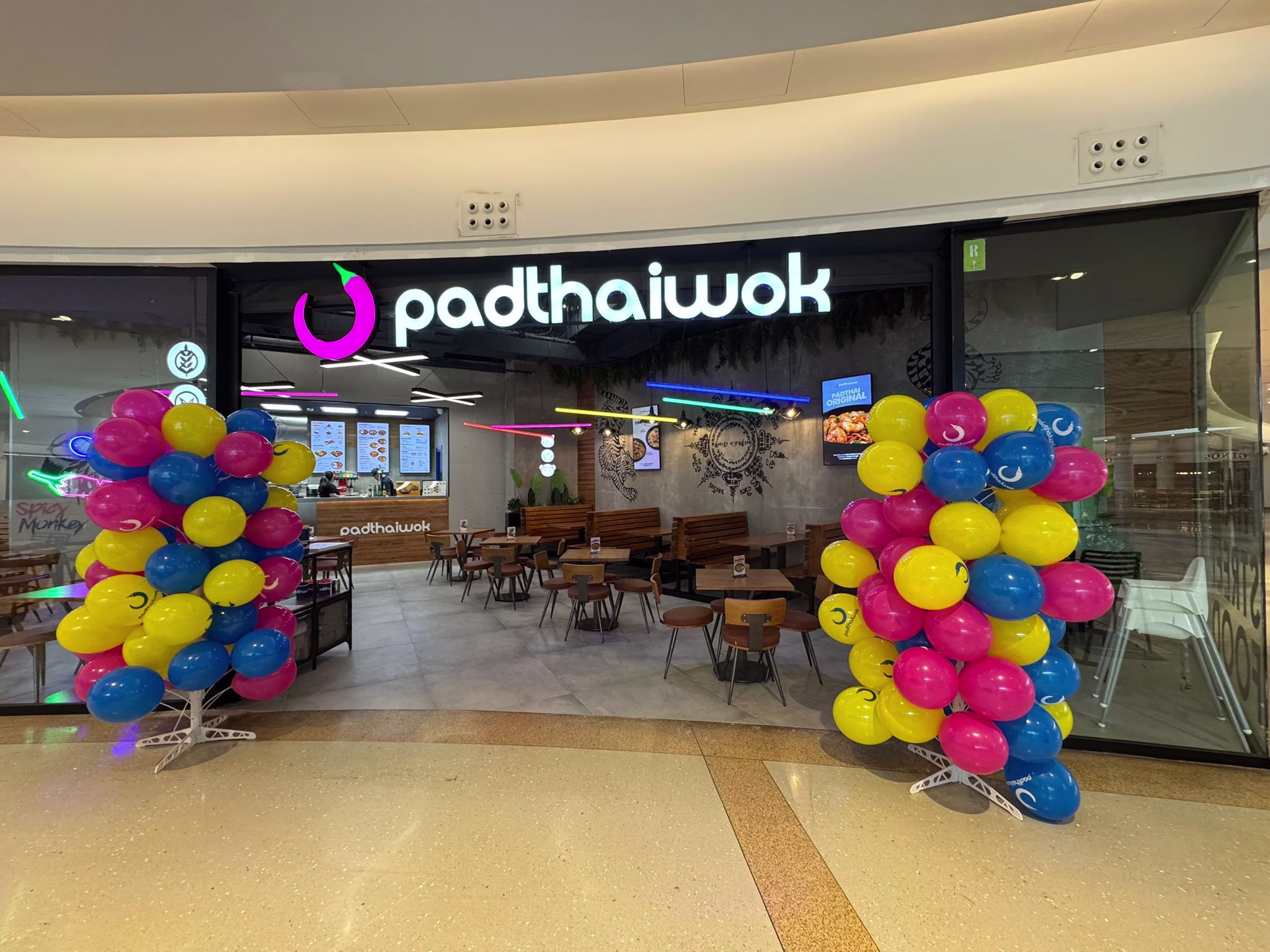 El Centro Comercial Gran Vía de Vigo da la bienvenida a Padthaiwok