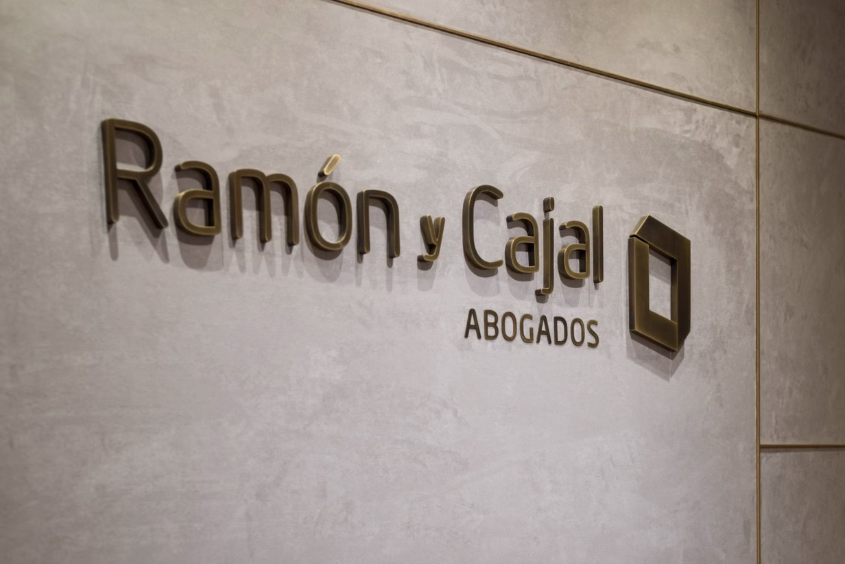 Ramón y Cajal Abogados impulsan una demanda hotelera contra Booking.com