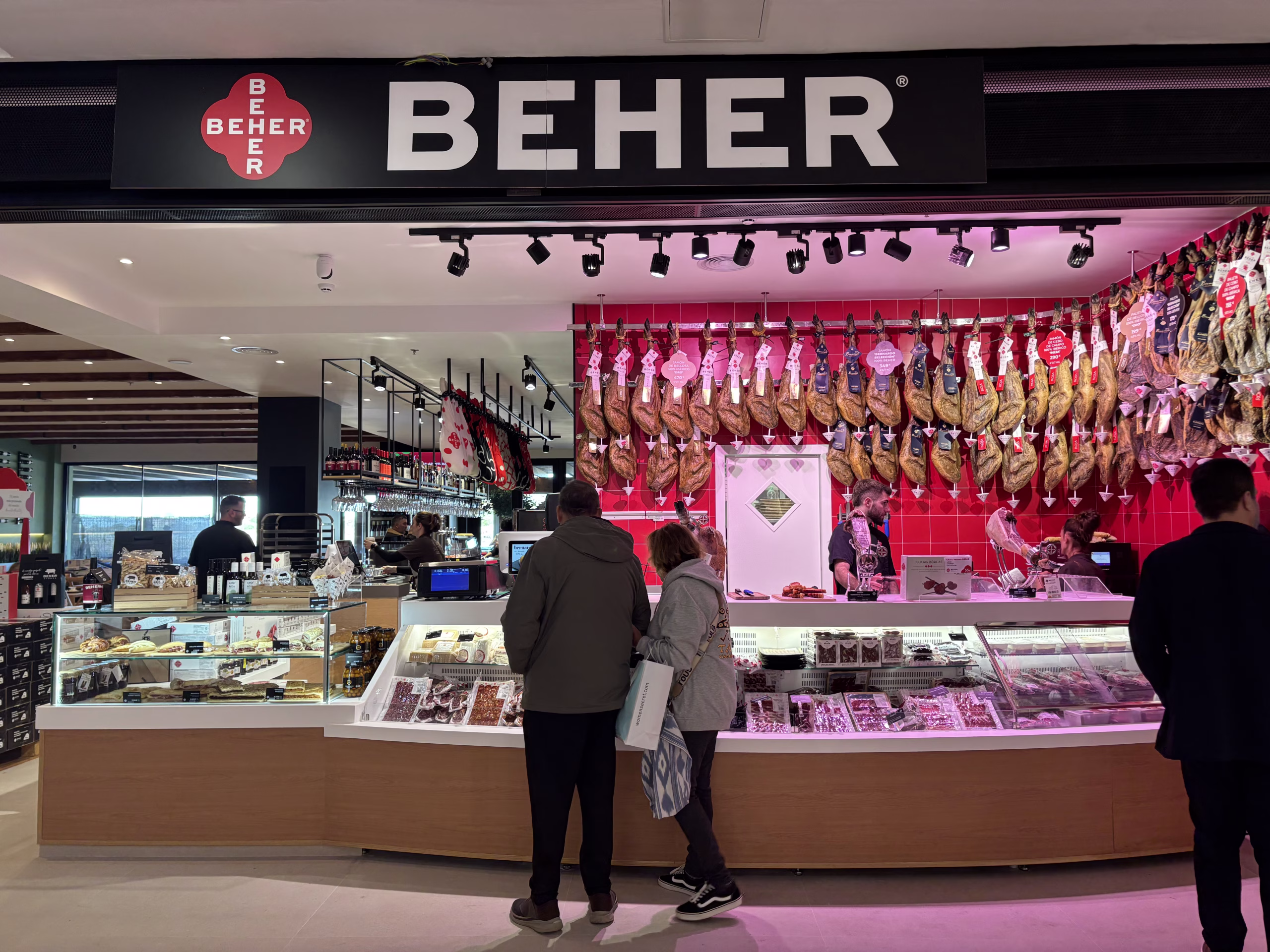 Bahía Sur abre el restaurante especializado en los 100% ibéricos de Beher en su bulevar la Tajería