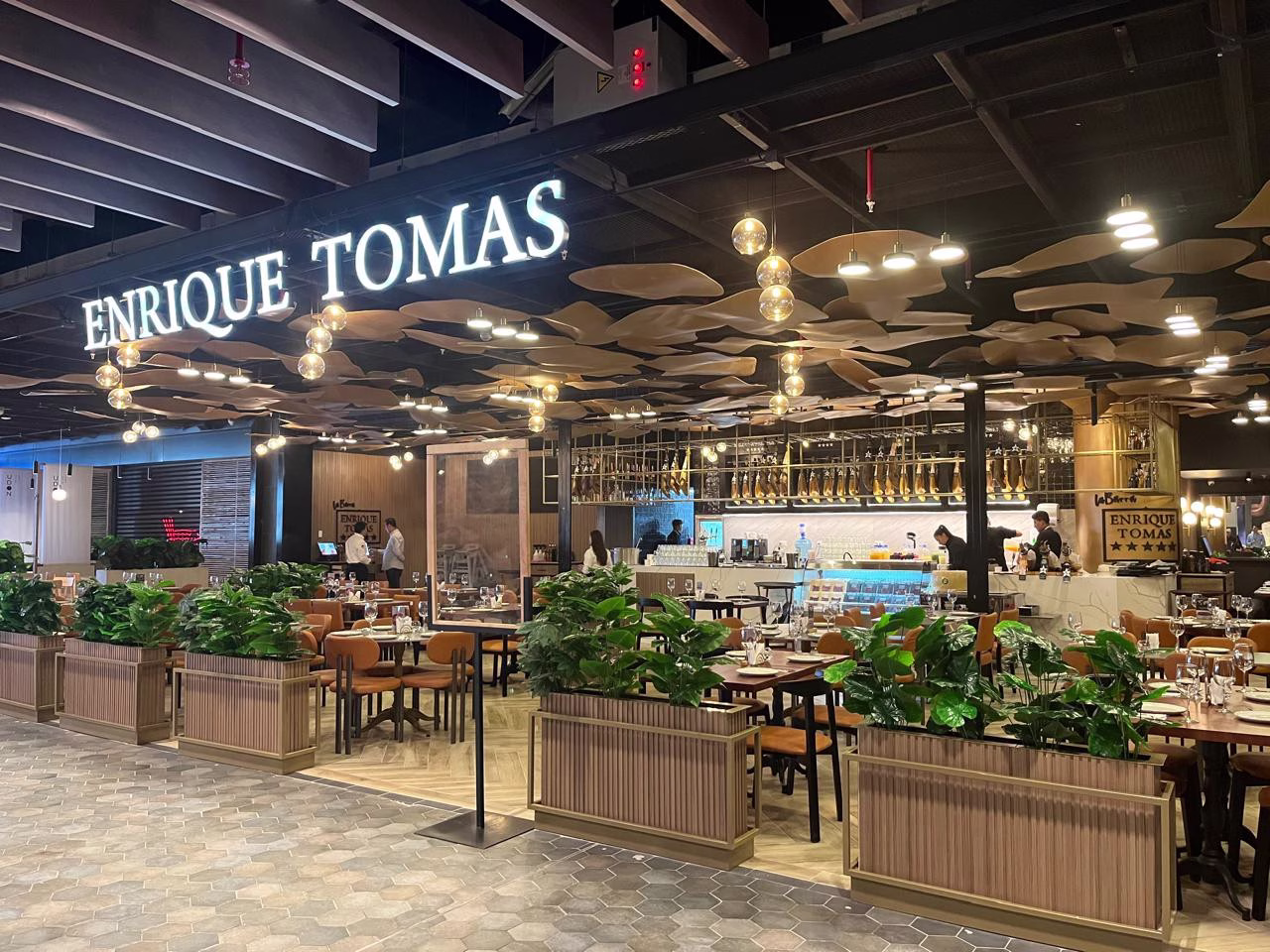 Enrique Tomás inaugura su primer local en Chile