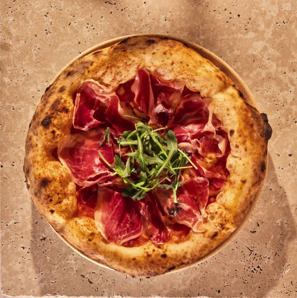 Ditaly y Enrique Tomás se unen con el lanzamiento de una pizza