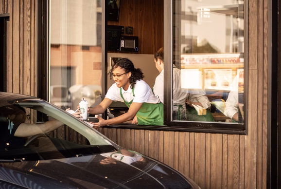 Starbucks impulsa su ‘Starbucks Auto’ con dos aperturas en Madrid
