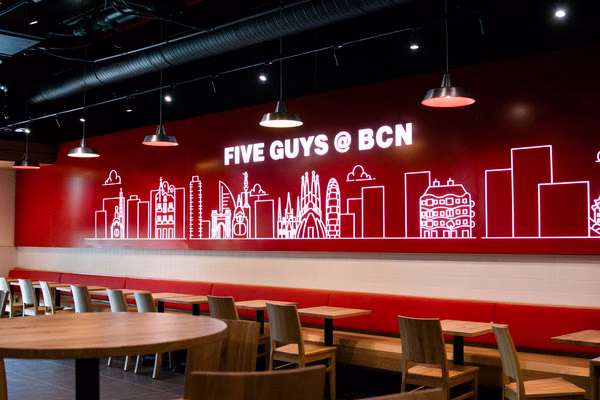Five Guys abre el primer restaurante de la compañía en un aeropuerto de la Unión Europea